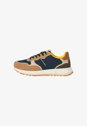 Baskets avec panneaux en daim bleu marine, beige et marron, lacets noirs, semelle blanche et doublure intérieure jaune, avec le logo Jack & Jones sur le côté.