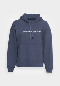 Mörkblå hoodie i bomull med kenguruficka, dragsko i huvan, och vit text som står "VARJE DAG ÄR JORDENS DAG" på framsidan.