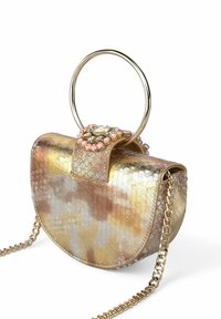 Bolso de mano circular hecho de cuero sintético dorado metálico con un acabado texturizado, que presenta una correa de cadena y un cierre adornado con piedras de colores.