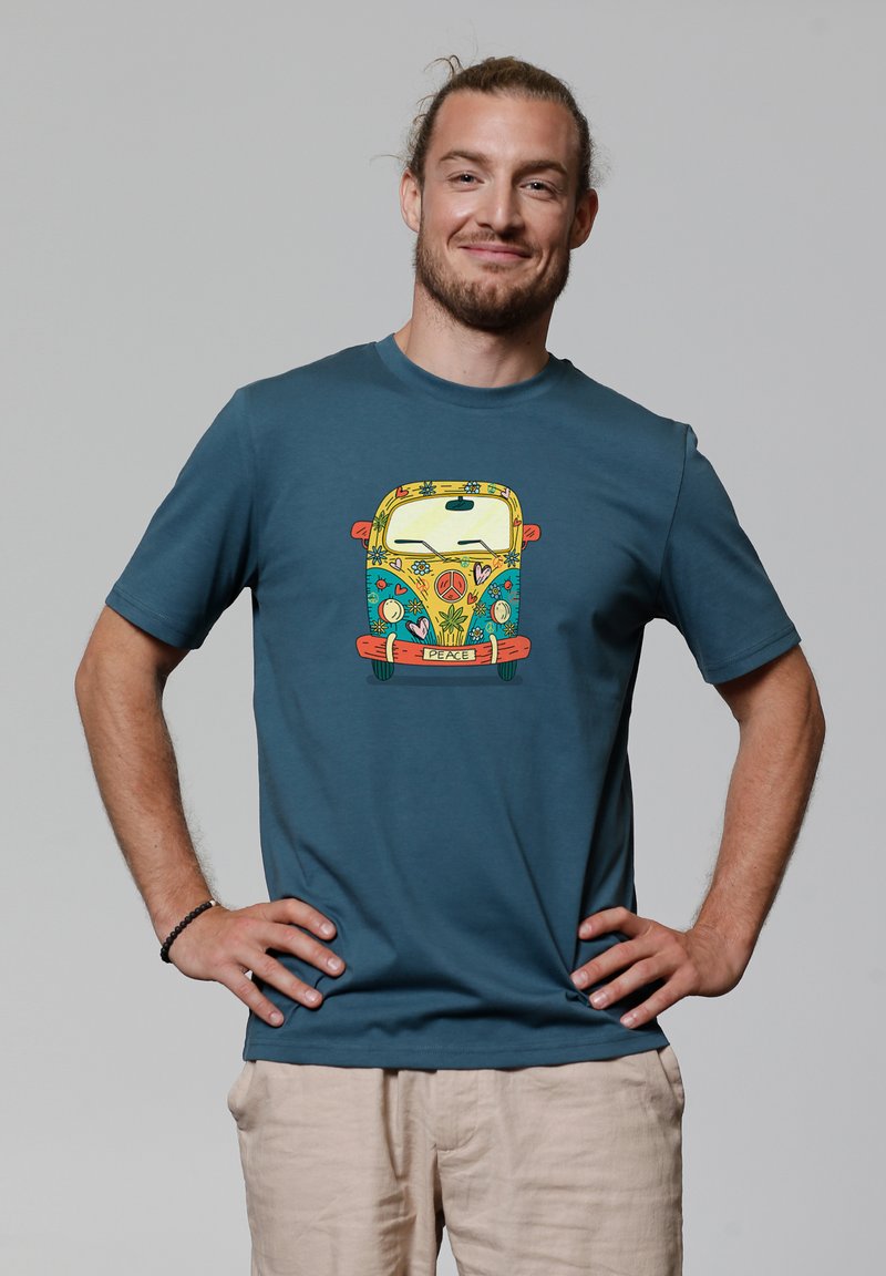 Türkisfarbenes Baumwoll-T-Shirt mit einem bunten Motiv eines Vintage-Vans, der mit Blumen geschmückt ist, und dem Wort "FRIEDEN" auf der Vorderseite.