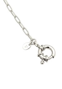 Silver kedja med avlånga länkar och en cirkulär lås. Slät textur med en hängande etikett graverad "925" och en liten bollaccent.