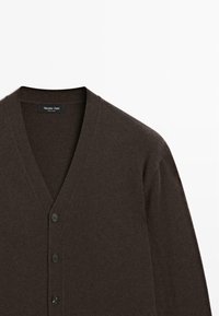 Cardigan marron foncé col en V avec trois boutons noirs, en tissu tricoté doux, présenté à plat avec étiquette visible à l’intérieur du col.