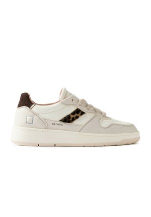 Sneaker bianca low-top con accenti beige, striscia stampa leopardata, lacci pelosi e toppa marrone sul tallone.