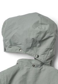 Jasnoszara kurtka z kapturem o fakturowanej tkaninie, z zatrzaskami przy kołnierzu i marszczeniami na krawędzi kaptura.