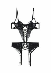 Svart linne-set med spetsdetaljer, bygelkoppar och ett gallerdesign. Remmar och justerbara element genom hela setet.