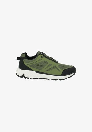 Scarpa da atletica verde con parte superiore in mesh traspirante, dettagli neri, suola texture e dettagli riflettenti. Punta arrotondata e design con lacci.