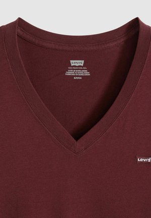 Vinrød V-hals T-shirt med en blød tekstur, med en lille hvid Levi's-logo på venstre side og vaskeanvisningsetiket ved kraven.