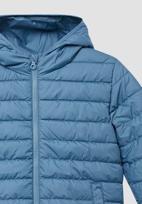 Hellige blaue Pufferjacke mit Kapuze, mit horizontalen Steppnähten, vorderem Reißverschluss und seitlichen Taschen. Glattes, wasserabweisendes Material.