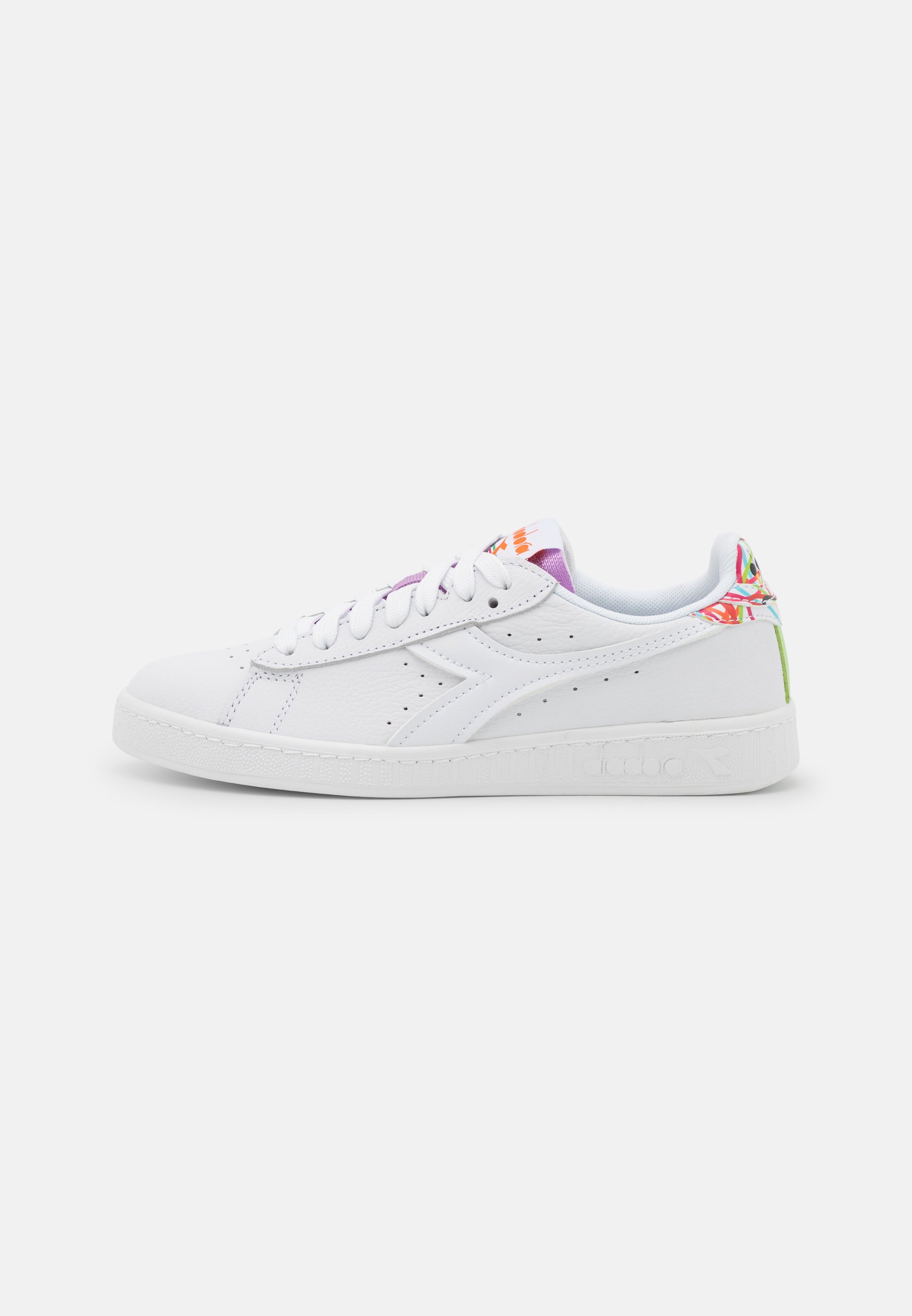 Sneakers basse in pelle bianche e rosse di Diadora, €130 | farfetch.com |  Lookastic