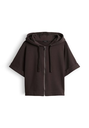 Dunkelbrauner Kapuzenpullover mit kurzen Ärmeln, Reißverschluss, Kordelzügen und Bündchen, flach auf weißem Hintergrund liegend.