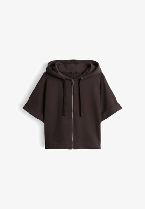 Dunkelbrauner Kapuzenpullover mit kurzen Ärmeln, Reißverschluss, Kordelzügen und Bündchen, flach auf weißem Hintergrund liegend.