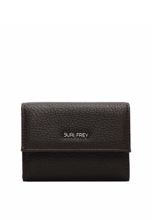 Piccolo portafoglio in pelle marrone scuro con texture, chiusura a pattina e logo "SURI FREY" argento sul davanti.