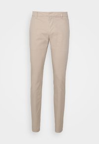 Pantalon beige cintré, confectionné dans un tissu léger ; doté de passants pour ceinture et dépourvu de motifs ou accents visibles.