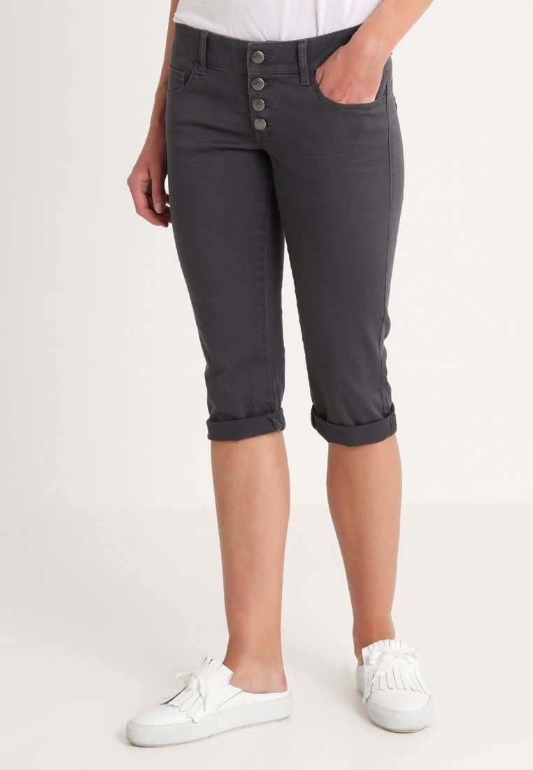 Pantalones cortos grises con puños enrollados, cierre frontal de cinco botones y dos bolsillos laterales. La tela es elástica y suave, ideal para el uso casual.
