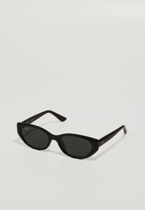 Óculos de sol pretos com um formato estreito em cat-eye. Feitos de plástico suave, possuem lentes escuras e discretos detalhes do logótipo nas hastes.