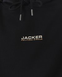 Juodas megztinis su kapuci, su išryškintu auksiniu logotipu, kuriame užrašyta "JACKER POLITICAL CIRCUS." Minkšta medžiagos tekstūra.