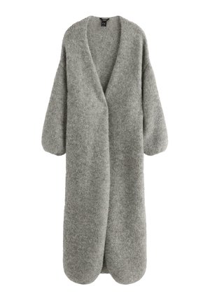 Lång, grå kofta gjord av mjukt, strukturerat stickat material. Har öppen front, vida ärmar och rundad fåll. Designad för avslappnad passform och komfort.