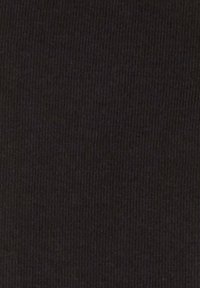 Textil negro acanalado con una textura suave, que presenta un patrón constante de líneas verticales en toda la superficie.