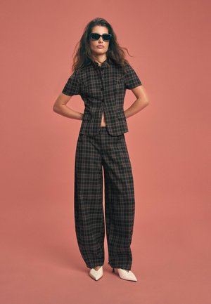 Stradivarius, FITTED CHECK SHORT SLEEVE SHIRT - Chemisier - black