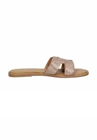 Sandalias deslizantes de color rosa dorado brillante con punta abierta, que presentan un diseño de tiras entrecruzadas y una suela plana beige. Textura suave, estilo minimalista.