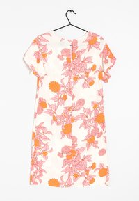 Abito floreale con maniche corte, caratterizzato da uno sfondo bianco e un motivo floreale rosa e arancione. Include una chiusura con bottone sul retro.