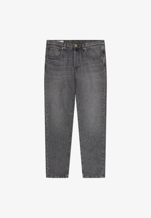Donkergrijze denim jeans met rechte pasvorm, voorzakken, knoopsluiting en riemlussen, plat gelegd op een witte achtergrond.