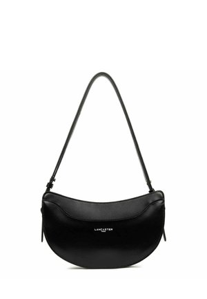 Borsa a mano in pelle nera con forma curva, caratterizzata da un design elegante, tracolla regolabile e dettaglio del logo argentato sulla parte anteriore.