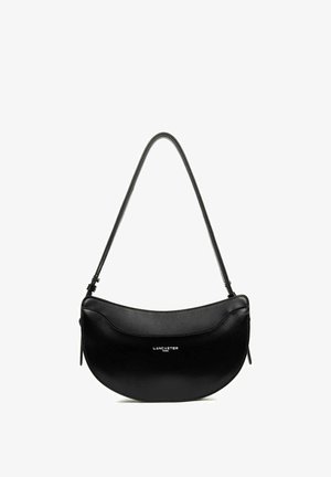 Borsa a mano in pelle nera con forma curva, caratterizzata da un design elegante, tracolla regolabile e dettaglio del logo argentato sulla parte anteriore.