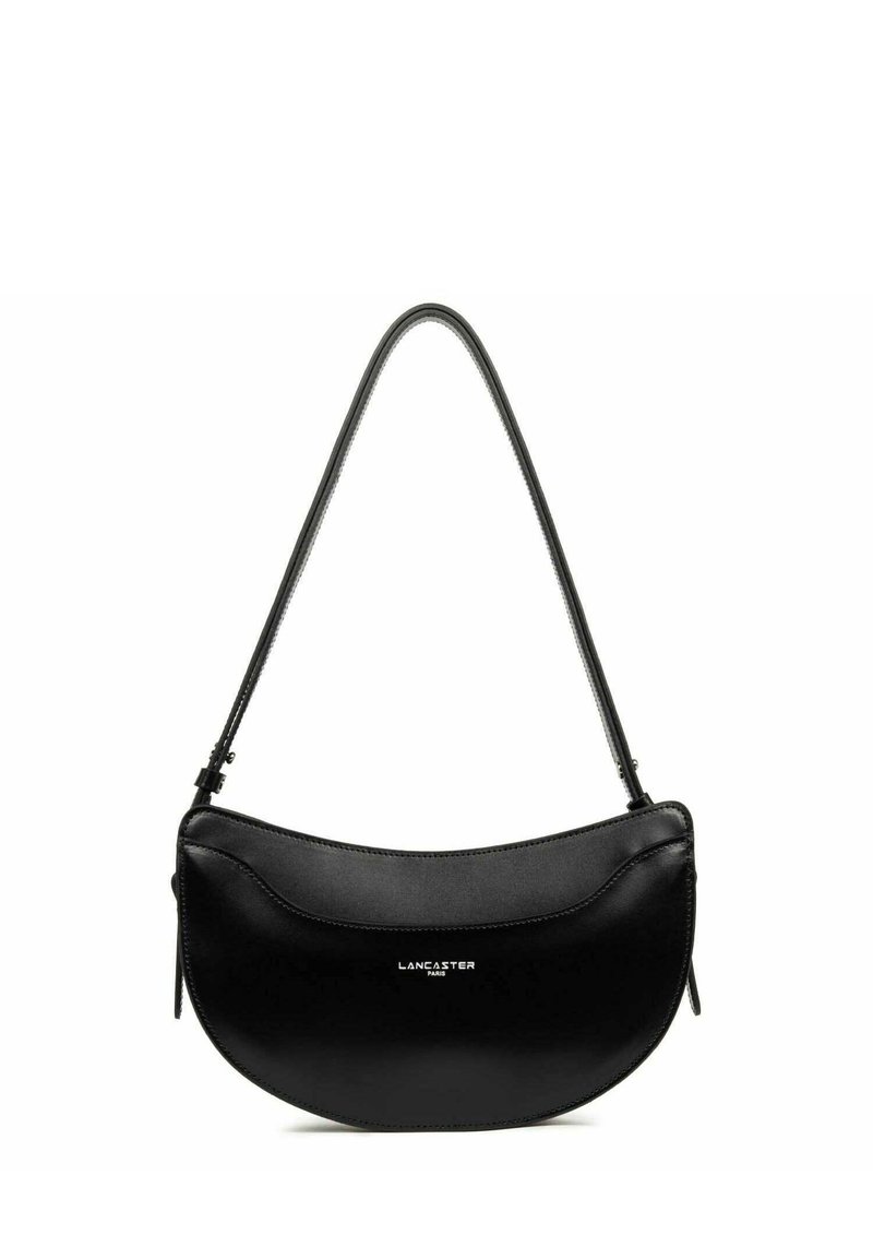 Borsa a mano in pelle nera con forma curva, caratterizzata da un design elegante, tracolla regolabile e dettaglio del logo argentato sulla parte anteriore.