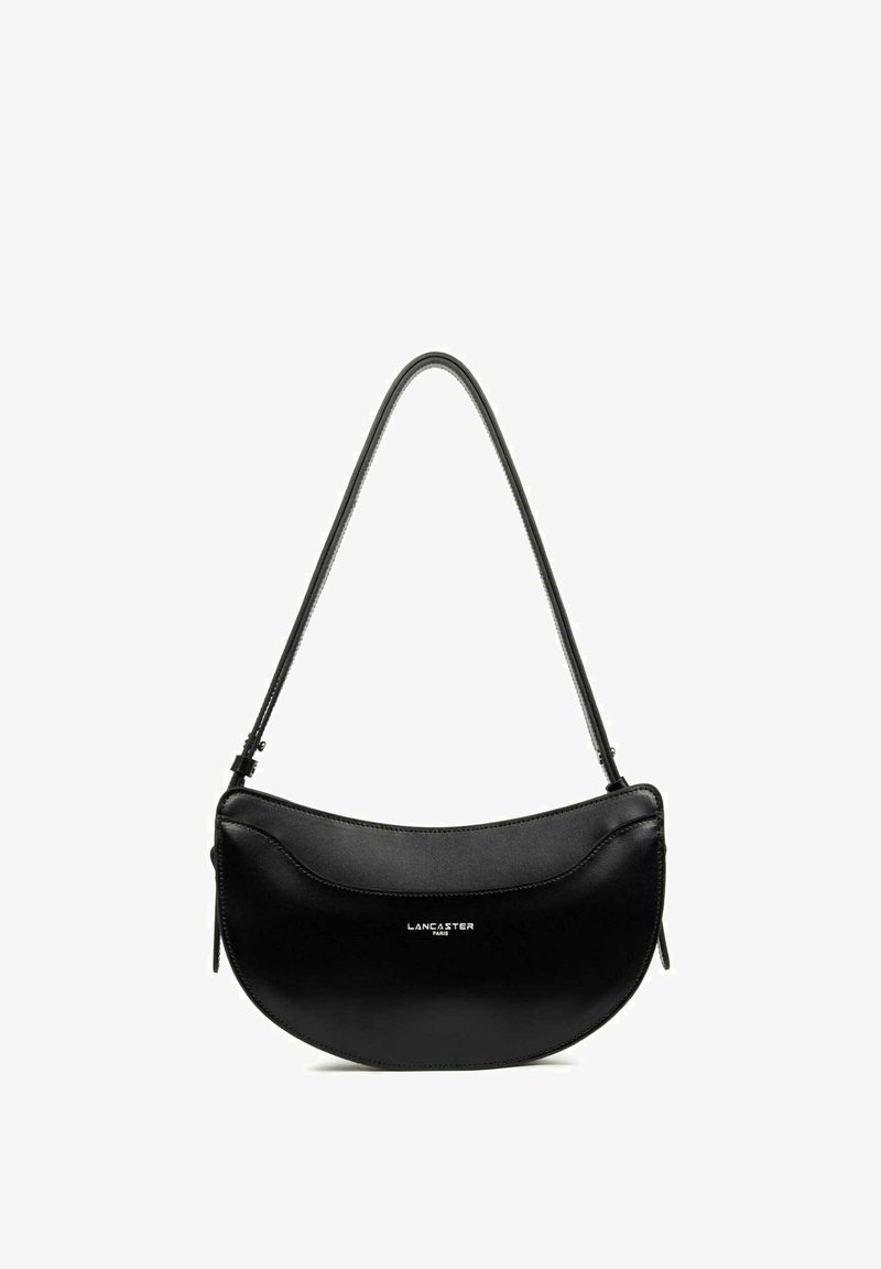 Borsa a mano in pelle nera con forma curva, caratterizzata da un design elegante, tracolla regolabile e dettaglio del logo argentato sulla parte anteriore.