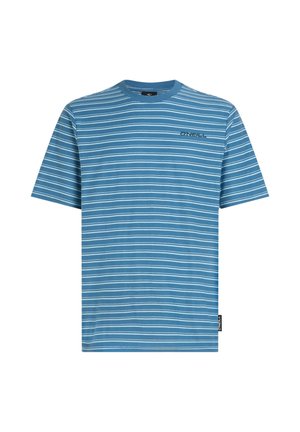 Mėlyna dryžuota medvilninė marškinėliai, turintys horizontalių baltų dryžių, apvalią iškirptę, trumpas rankoves ir mažą logotipą priekyje.