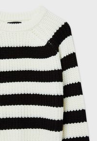 Maglione lavorato a maglia con righe orizzontali bianche e nere, caratterizzato da un colletto a girocollo a coste e un tessuto testurizzato. Messo in risalto con un motivo a maglia spessa.