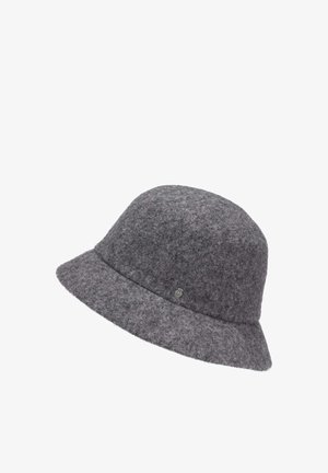 Grauer Filz-Bucket-Hut mit breiter Krempe, runder Krone und einem kleinen metallischen Logo-Akzent an der Seite. Weiche Textur im gesamten Hut.