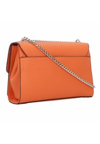 Borsa a mano in pelle arancione con un design strutturato, dotata di una tracolla in catena argentata e bordi neri lungo le cuciture.