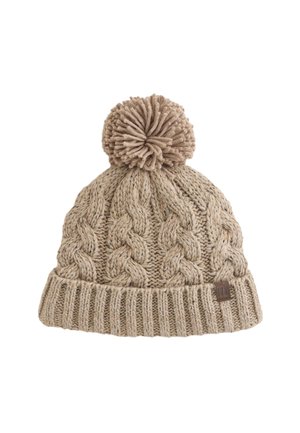 Cappello invernale beige lavorato a maglia con spessi motivi a trecce, risvolto a coste e un grande pon pon sulla cima.