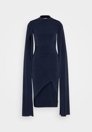 Námorníckomodrá dlhá rukávová šaty s vysokým golierom a nariasenými detailmi, s asymetrickým lemom a hladkým, elastickým materiálom.