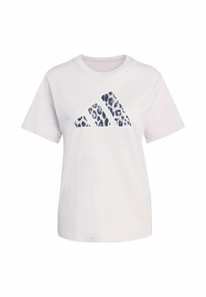 Witte T-shirt met korte mouwen en een zwart-witte luipaardprint in drie diagonale strepen, gecentreerd op de borst.