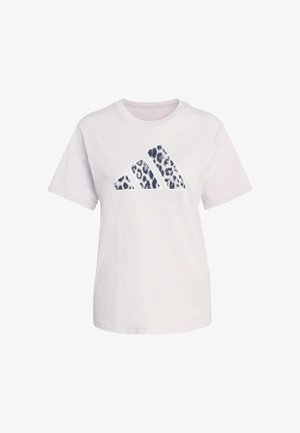 Biały T-shirt z krótkim rękawem z czarno-białym nadrukiem w cętki lamparta ułożonym w trzy ukośne paski na środku klatki piersiowej.