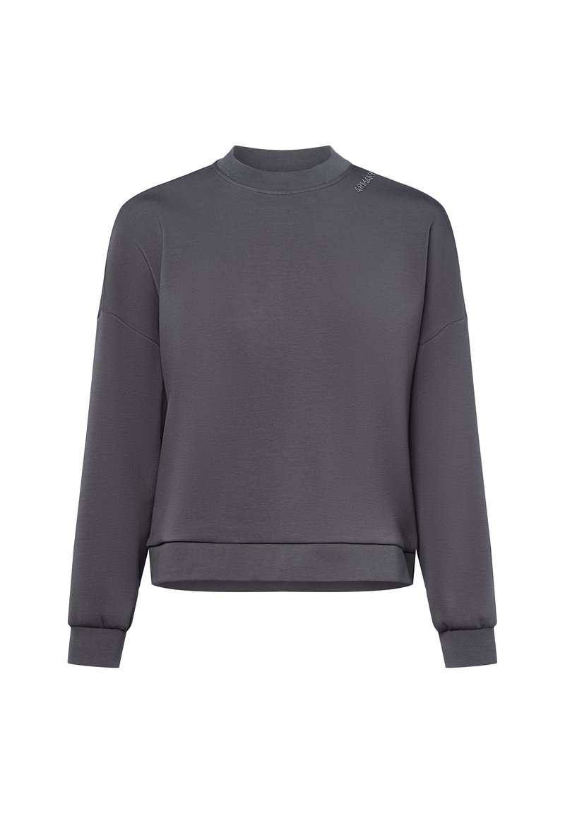 Sudadera gris oscuro con un alto cuello, mangas largas, dobladillo ligeramente corto y una textura suave. Branding sutil en el hombro.