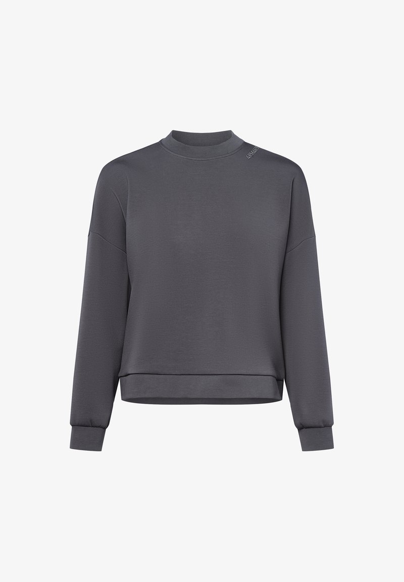 Sudadera gris oscuro con un alto cuello, mangas largas, dobladillo ligeramente corto y una textura suave. Branding sutil en el hombro.