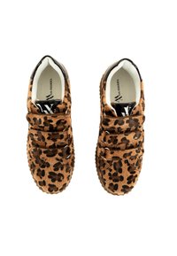 Sneaker con stampa leopardata realizzate in un materiale testurizzato simile alla pelliccia, con accenti neri e linguetta imbottita, dotate di multiple fasce elastiche per una vestibilità sicura.