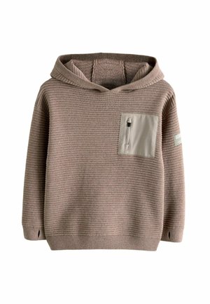 Pull à capuche en maille côtelée marron avec manches longues, trous pour les pouces, et une poche zippée gris clair sur la poitrine.