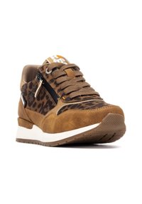 Zapatilla de ante marrón con acentos de estampado de leopardo, cordones en la parte frontal, cremallera lateral y suela de goma blanca. Presenta una superficie texturizada y detalles en contraste.