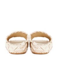 Lichtbeige slide sandalen met een gevlochten leren band en een gevoerde binnenzool, met een vlakke rubberen zool en een glad interieur.