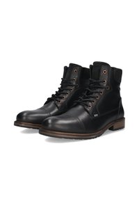 Botas de cuero negras con diseño de cordones, punta redonda y suela de cuero marrón. Presentan ojales de metal y detalles de costura sutiles.