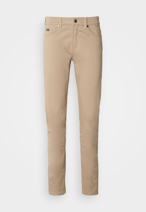 Pantaloni khaki aderenti realizzati in morbido tessuto misto cotone, con chiusura a bottone, passanti per cintura, due tasche frontali e finitura pulita.