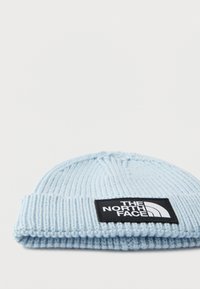 Ανοιχτό μπλε πλεκτός σκούφος με ριμπ υφή και μαύρη ρεβέρ με το λογότυπο "THE NORTH FACE" σε λευκό. Ρυθμιζόμενο μανίκι.