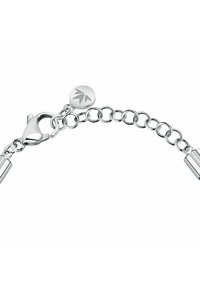 Bracciale in argento con chiusura a moschettone, accenti cilindrici e un ciondolo circolare con un design a foglia. Texture liscia, lucentezza metallica.