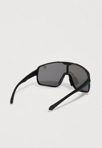 Černé polarizační sluneční brýle s tmavými skly a modrým logem "Polaroid" na straně, zobrazené ze zadní strany na bílé ploše.