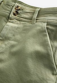 Next DOUBLE BUTTON REGULAR FIT - Džinsiniai šortai - khaki green